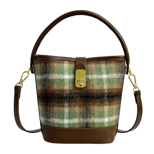 Sac seau en laine à carreaux avec garniture en cuir et fermoir doré pour porter croisé