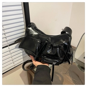 Sac à bandoulière style moto noir brillant avec design utilitaire à poches multiples