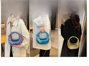 Sac croissant métallique chic avec texture tissée et poignée anneau doré multi-couleurs