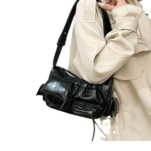 Sac à bandoulière style motard noir avec poches fonctionnelles et large sangle en cuir
