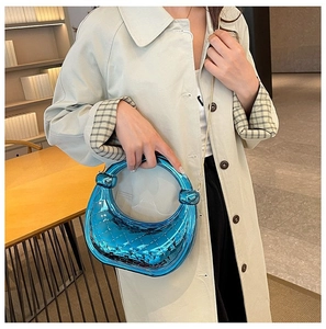 Sac à main bleu métallisé matelassé avec chaîne dorée et poignée en forme de lune