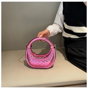 Détail de la pochette matelassée rose magenta avec chaîne dorée et fini brillant