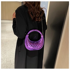 Détail du sac croissant violet métallisé tressé avec poignée ronde et chaîne