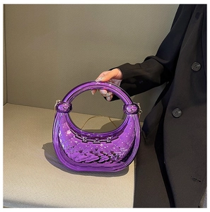 Détail du sac croissant en acrylique violet matelassé avec poignée ronde intégrée