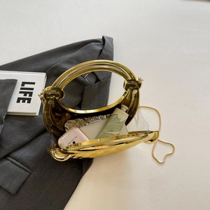 Sac de soirée doré semi-circulaire avec poignée ronde montrant l'espace interne