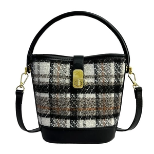 Sac seau rétro en tweed noir et blanc avec fermoir doré et bandoulière en cuir