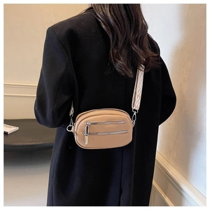 Detail of light brown lychee grain crossbody bag with stylish wide geometric strap