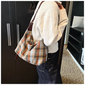 Détail du sac hobo en tweed à carreaux avec bandoulière en cuir en décor intérieur