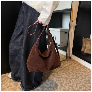 Détail du sac bandoulière en cuir dépoli marron foncé avec fermeture éclair et sangle