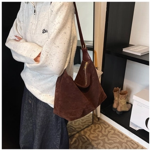 Sac hobo en daim marron foncé avec fermeture éclair dorée et bandoulière réglable