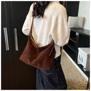 Vue détaillée du sac hobo en daim marron mat avec fermeture éclair dorée et grand volume