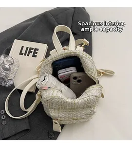 Vista interna della borsa a tracolla in tweed bianco con spazio per telefono e ombrello