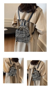 Dettaglio di mini zaino in tweed con motivo bianco e nero e finiture in metallo dorato