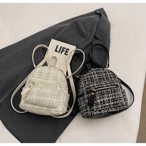 Dettaglio di mini zaini in tweed crema e bicolore con finiture metalliche oro