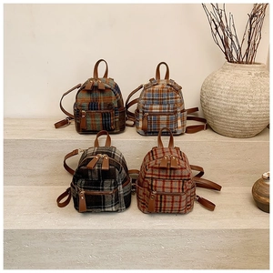 Mini plaid rugzak collectie in vier kleuren met lederen riemen en vintage ritsen