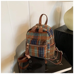 Mini geruite tweed rugzak met bruine lederen riemen en gouden ritsen in retrostijl