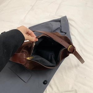 Sac bandoulière en cuir dépoli marron avec bandoulière rouge foncé et détails dorés