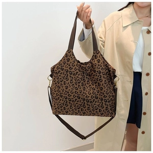 Leopard print tote bag with adjustable strap and large capacity for daily commuting use
