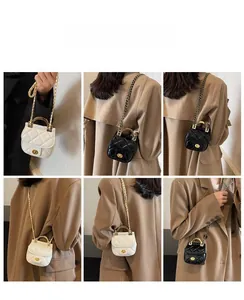 Détails de sacs en cuir PU matelassé avec chaîne dorée et poignée en métal chic