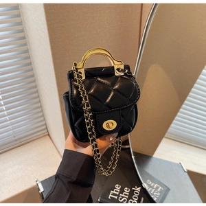 Détail du mini sac en cuir PU matelassé noir avec poignée dorée et bandoulière