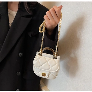Détail du sac à main matelassé blanc en cuir PU avec poignée dorée et bandoulière chaîne