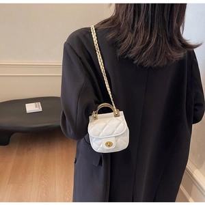 Vue arrière du mannequin portant le sac bandoulière blanc matelassé en PU avec chaîne
