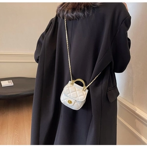 Détail du sac matelassé blanc en cuir PU avec poignée dorée et bandoulière chaîne