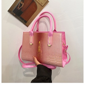 Makroaufnahme der rosa Krokodilstruktur und des 3D-Kopfdetails der Umhängetasche