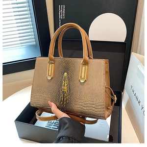 Braune Schultertasche mit Krokodilprägung und goldenen Metalldetails in Geschenkbox