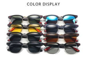 Display a colori di occhiali da sole polarizzati a mezza montura con lenti colorate diverse