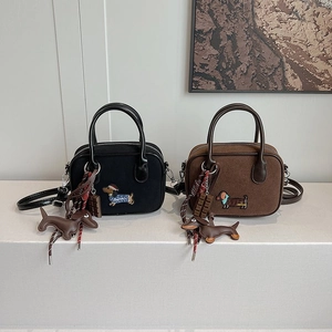 Sac Boston Rétro En Similicuir Suédé Pour Femmes Avec Broderie Teckel Et Breloques Mignonnes Sac À Main Polyvalent