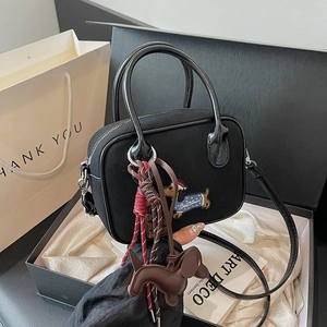 Mini sac à main noir d'hiver avec broderie teckel et breloques dans un coffret cadeau