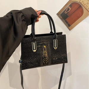 Elegante schwarze Umhängetasche mit Krokostruktur, goldener Kronenschnalle und Handgriff