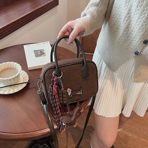 Sac à main Boston en daim marron foncé avec broderie teckel et breloques d'hiver