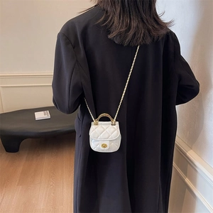 Sac bandoulière blanc en similicuir matelassé avec chaîne dorée et poignée circulaire