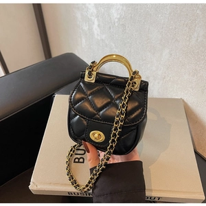 Mini sac à chaîne en cuir PU noir avec surpiqûres losanges et poignée en métal doré