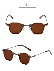 Lunettes de soleil rétro petite monture écaille avec verres bruns et charnières métal