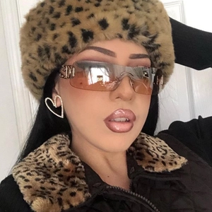Style Y2K avec chapeau en peluche léopard, lunettes de soleil orange et boucles d'oreilles cœur