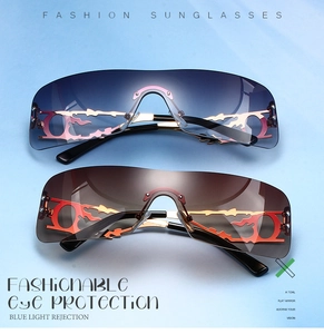 Détail de la branche métallique dorée en forme de C avec motif flamme sur lunettes Y2K