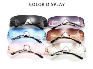 Vue détaillée des lunettes de soleil Y2K avec décorations métalliques en forme de flamme