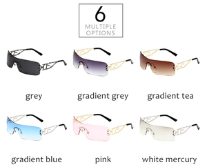 Détail macro de lunettes Y2K avec branches métalliques ajourées et logo CD chic
