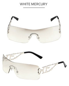 Détail des branches évidées argentées sur des lunettes de soleil Y2K sans monture blanc