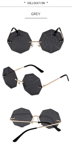 Détail de lunettes de soleil octogonales sans monture à motif toile d'araignée en métal doré