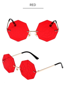 Vue détaillée des lunettes de soleil octogonales rouges sans monture avec motif toile d'araignée