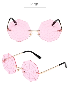 Détail de lunettes de soleil sans monture roses en forme de toile d'araignée