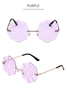 Vue détaillée de lunettes de soleil toile d'araignée violettes sans monture dorée fine