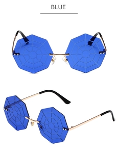 Détail de lunettes de soleil sans monture bleues avec branches dorées et motif de toile