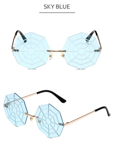 Détail de lunettes de soleil sans monture bleu ciel avec motif toile d'araignée