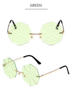 Détail de lunettes de soleil sans monture toile d'araignée verte avec cadre doré