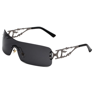 Lunettes de soleil Y2K oversize avec verres foncés et branches en métal ajourées